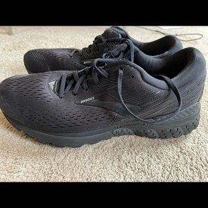 Brooks adrenaline gts 19 triple black size 11.5 2e